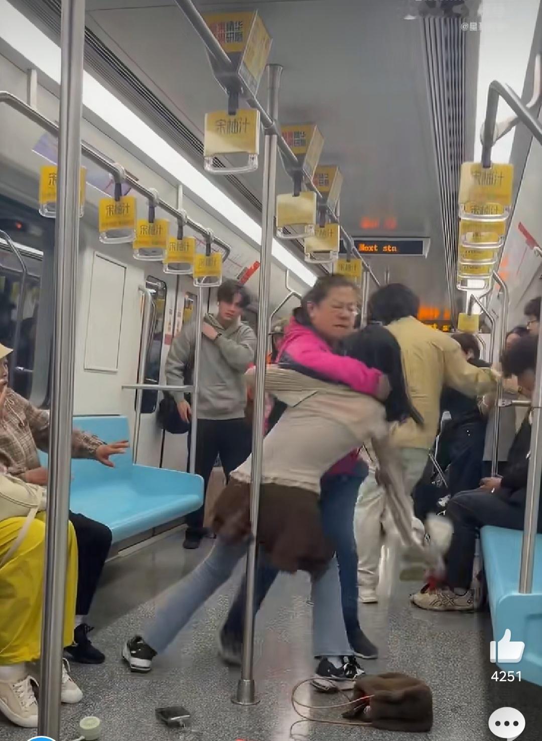 奇闻，上海地铁66岁老太全程碾压式暴打32岁少妇！这桩近日发生在上海地铁车厢里的