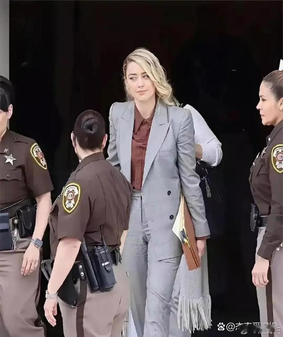 马斯克那女友，简直是顶级大美女啊！皮肤嫩得能掐出水，身材高挑超惹眼，气质绝佳，又