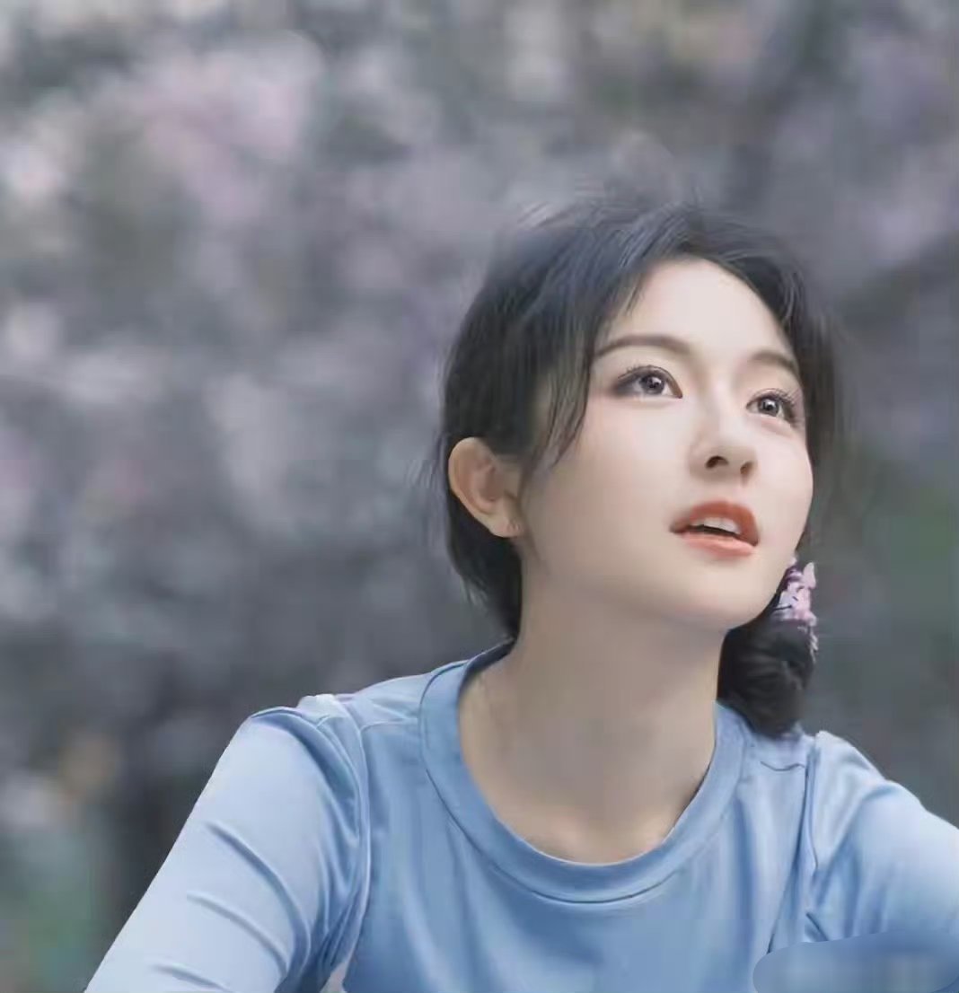 蒋欣曾说，李兰迪私下里美到令人羡慕，和曾黎一样的大美女