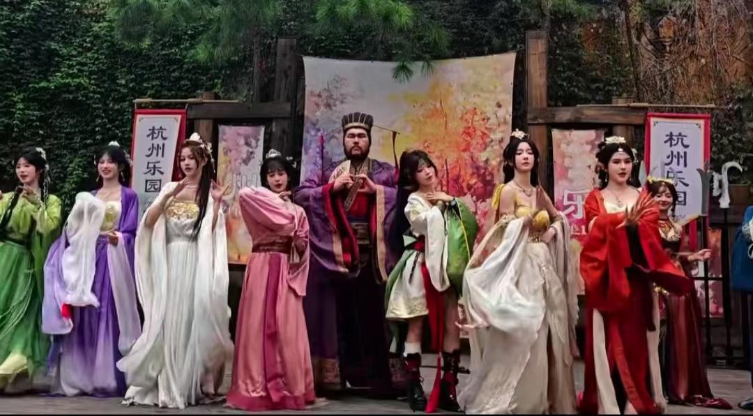 董卓怎么也想不到,1400多年后被杭州乐园的一位20岁演员演火了。这位董卓每天都