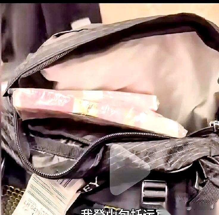 笑不活了！埃及回国旅客为防海关索贿，居然揣着冥币防身，结果安检时还真少了一沓