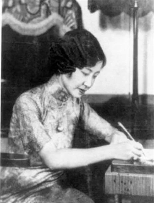 1955年，章士钊在北京菜市场溜达，瞅见卖卷烟的金蕊秀，惊得目瞪口呆，当晚提笔给