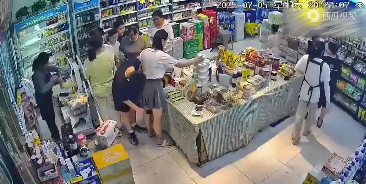 7月5日晚上8点多，河南林州一女子在超市购物被一个男生偷拍裙底！当时，超市人很