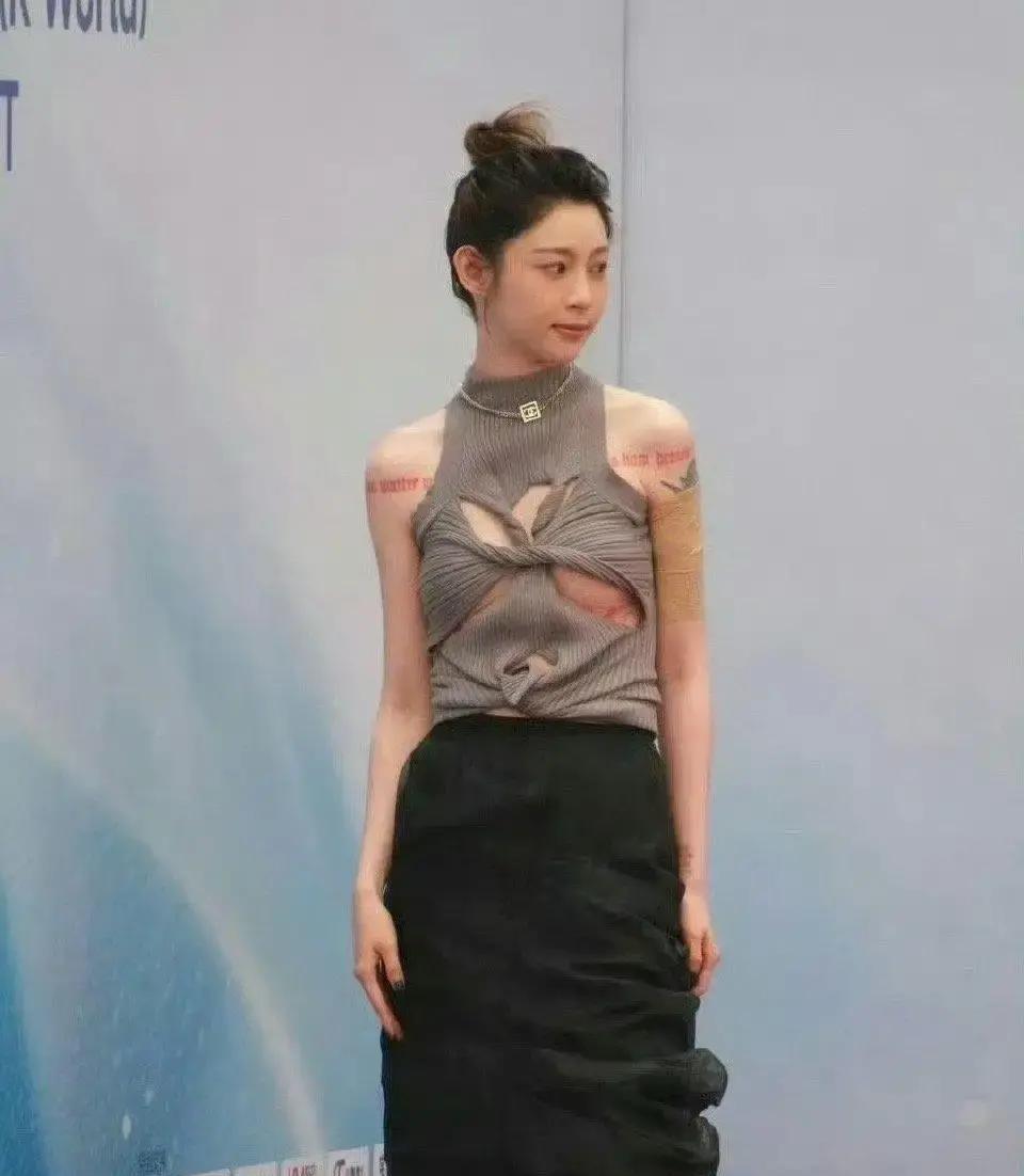 她卖的不是衣服，是年轻人廉价的叛逆幻觉。痞幼刚把第37个纹身编成故事册，直播间