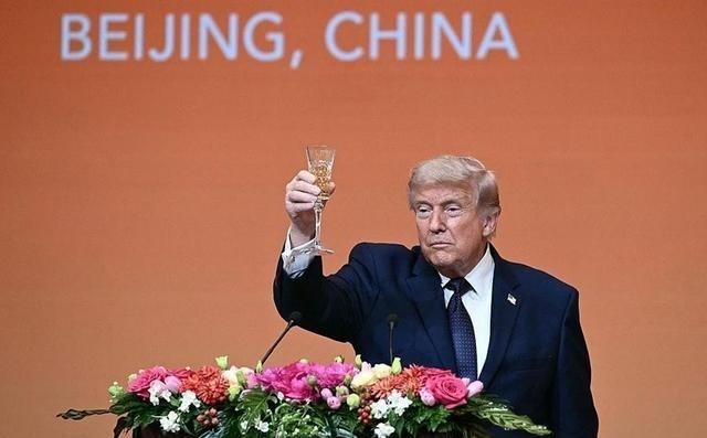 忙着在中东收拾烂摊子的懂王，眼看中国不断“闷声干大事”，当即抛出一重磅消息，誓要