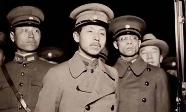 1982年台北某处灵堂，刘乙光病逝，前来吊唁的人寥寥，但意外的是，张学良和赵四小