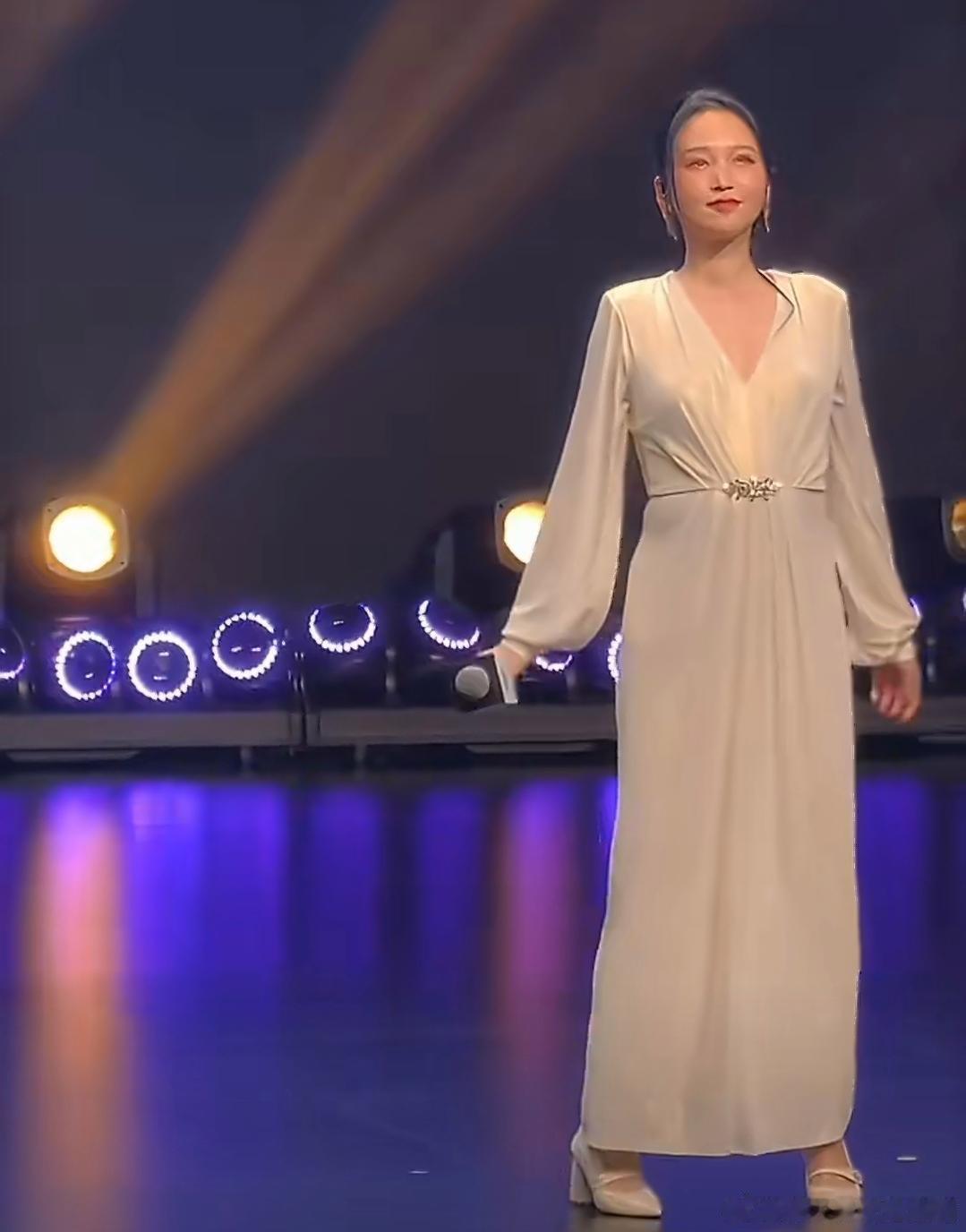 金莎真的从不刻意扮嫩，衣服和妆容一直都很得体，也不靠带货博眼球。每次参加商演，无