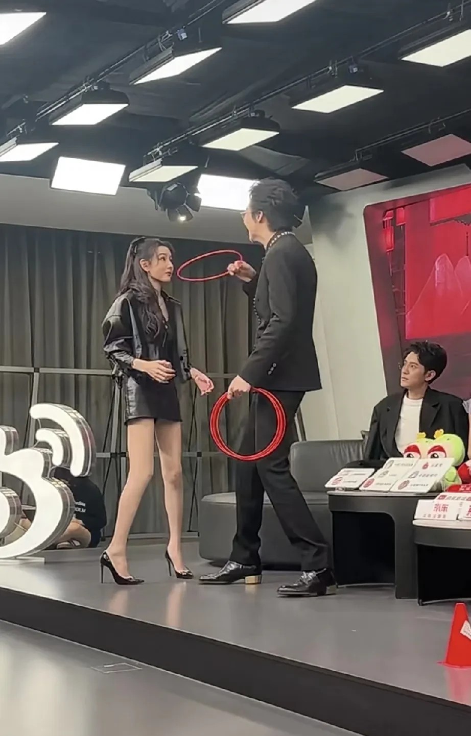 宋祖儿刘宇宁做游戏