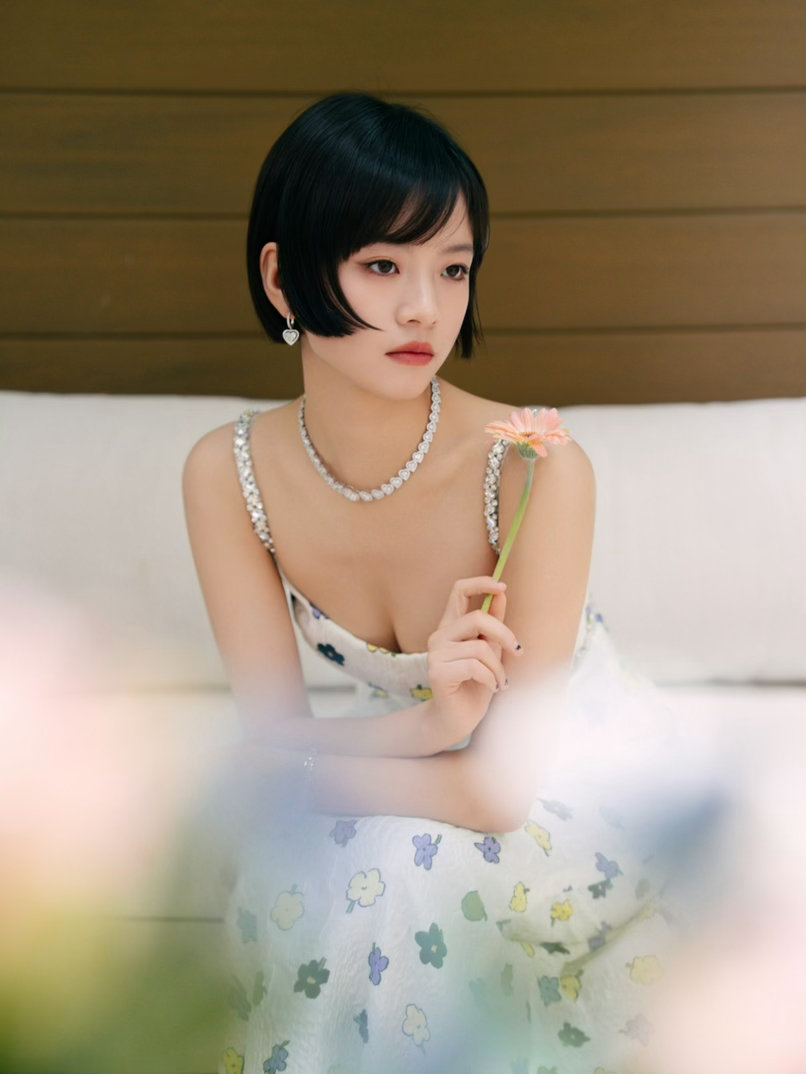 李庚希亮相戛纳电影节《峡湾》首映红毯，穿了一条MiuMiu定制礼服裙，满铺的