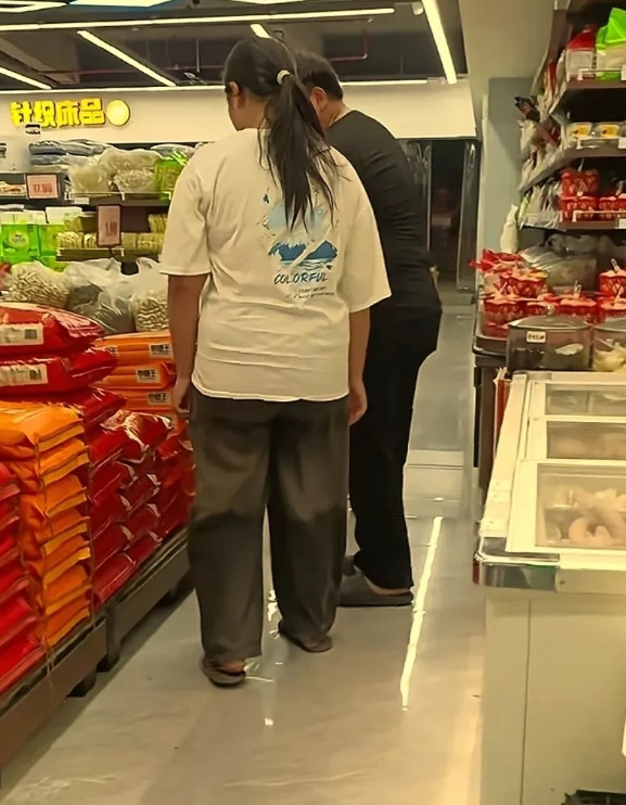 “终于见到儿子谈了一年多的对象了，之前要照片要了一年都没要到呢。今天在超市偶然碰