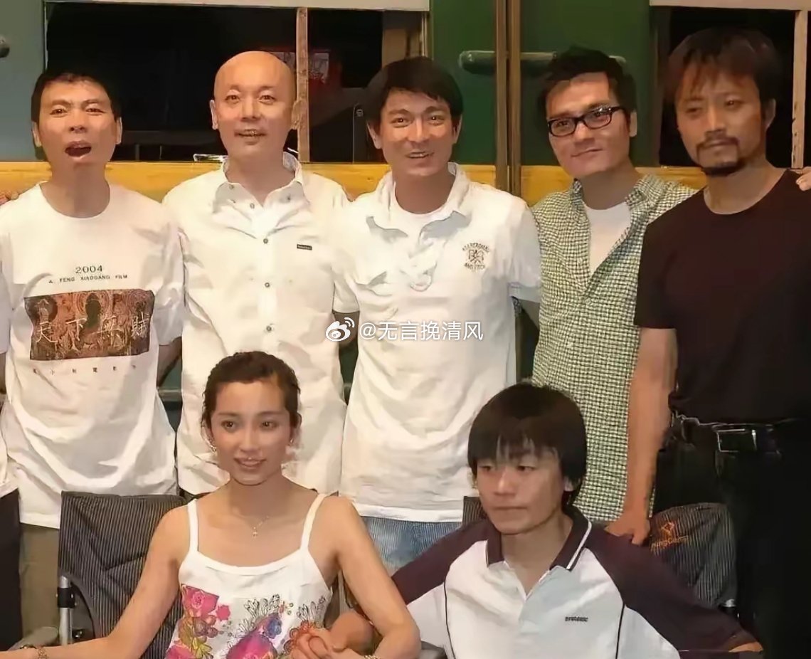 王宝强还这么年轻的时候,就跟大碗拍照合影了,他真的是草根明星吗?