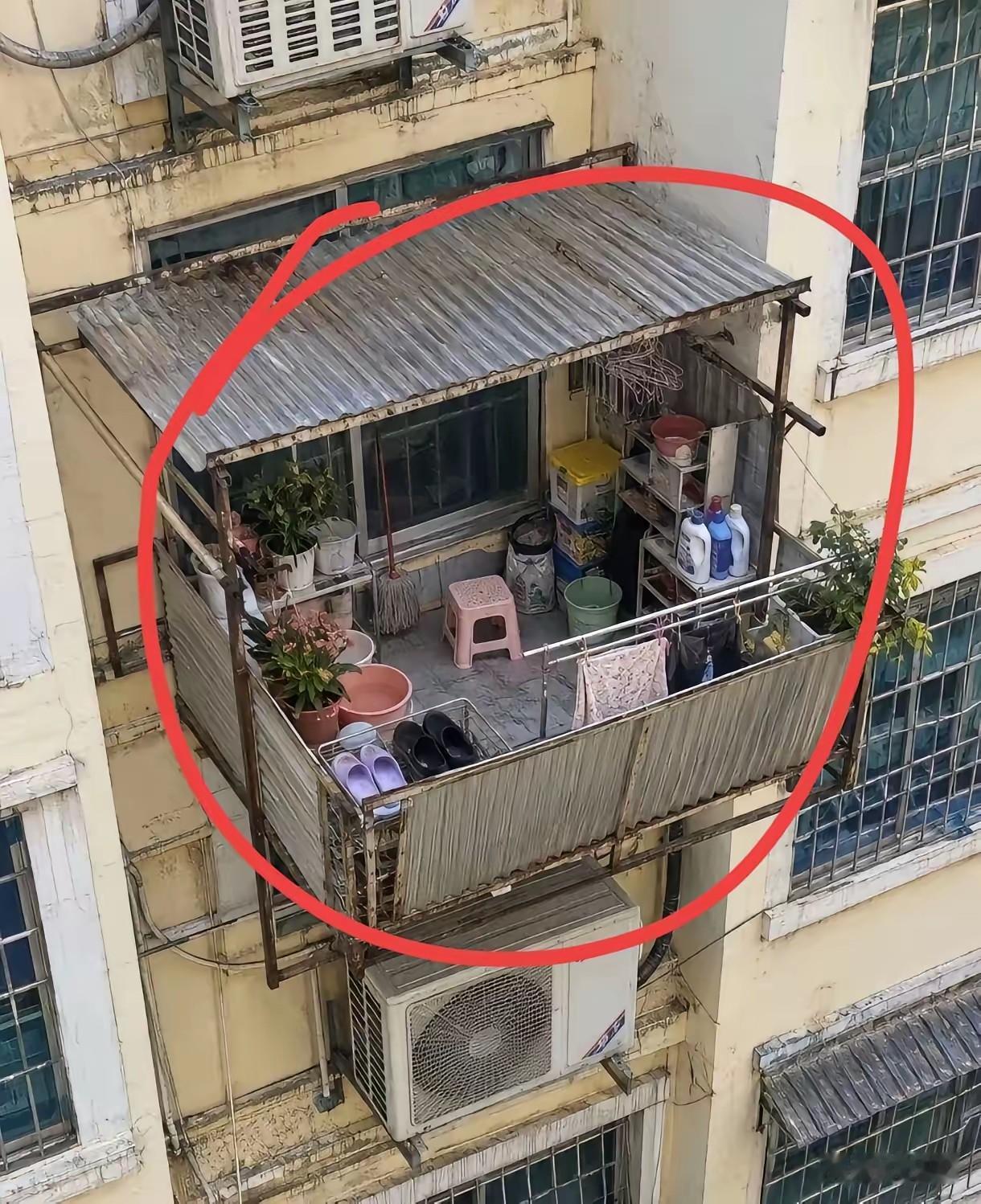 这户业主属实厉害了，竟然硬生生的在窗户旁边搭起了一个小阳台，而且还是用的这种铁架