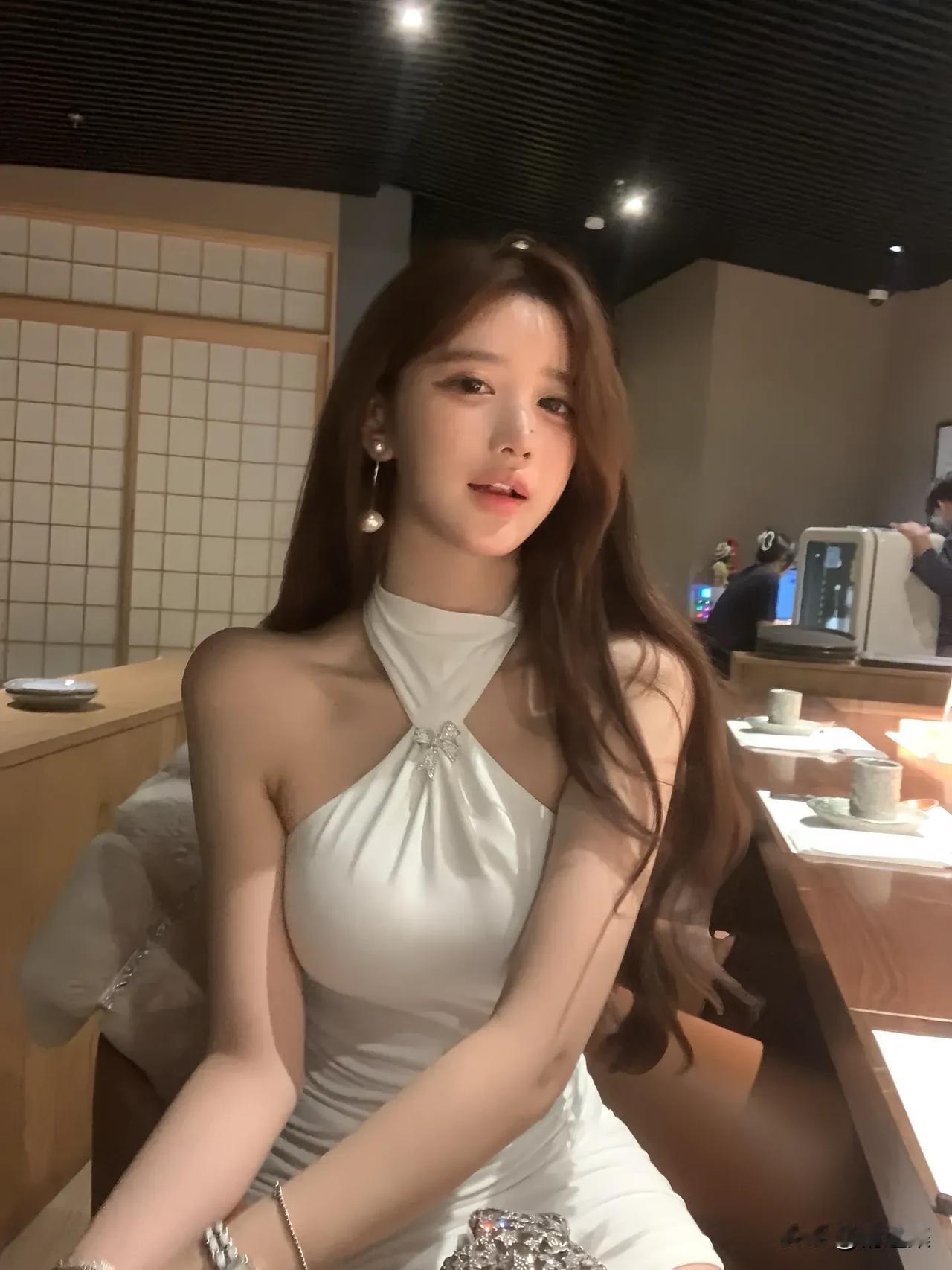 优雅白裙，精致妆容，餐厅里的小确幸
