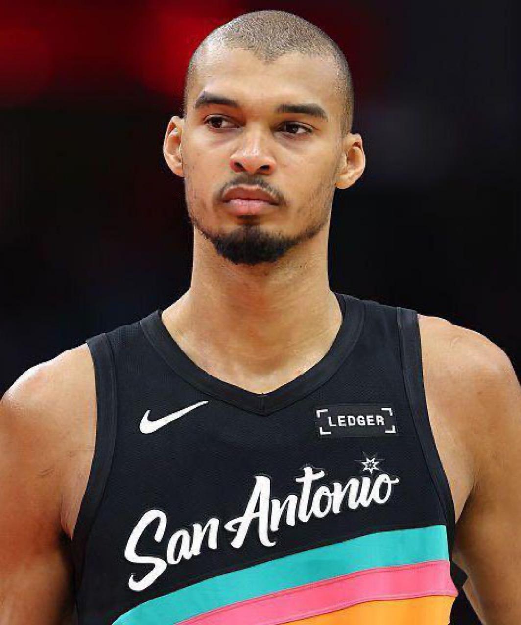 维克托·文班亚马简直太不可思议了🤯职业生涯前150场比赛数据对比：凯文·杜