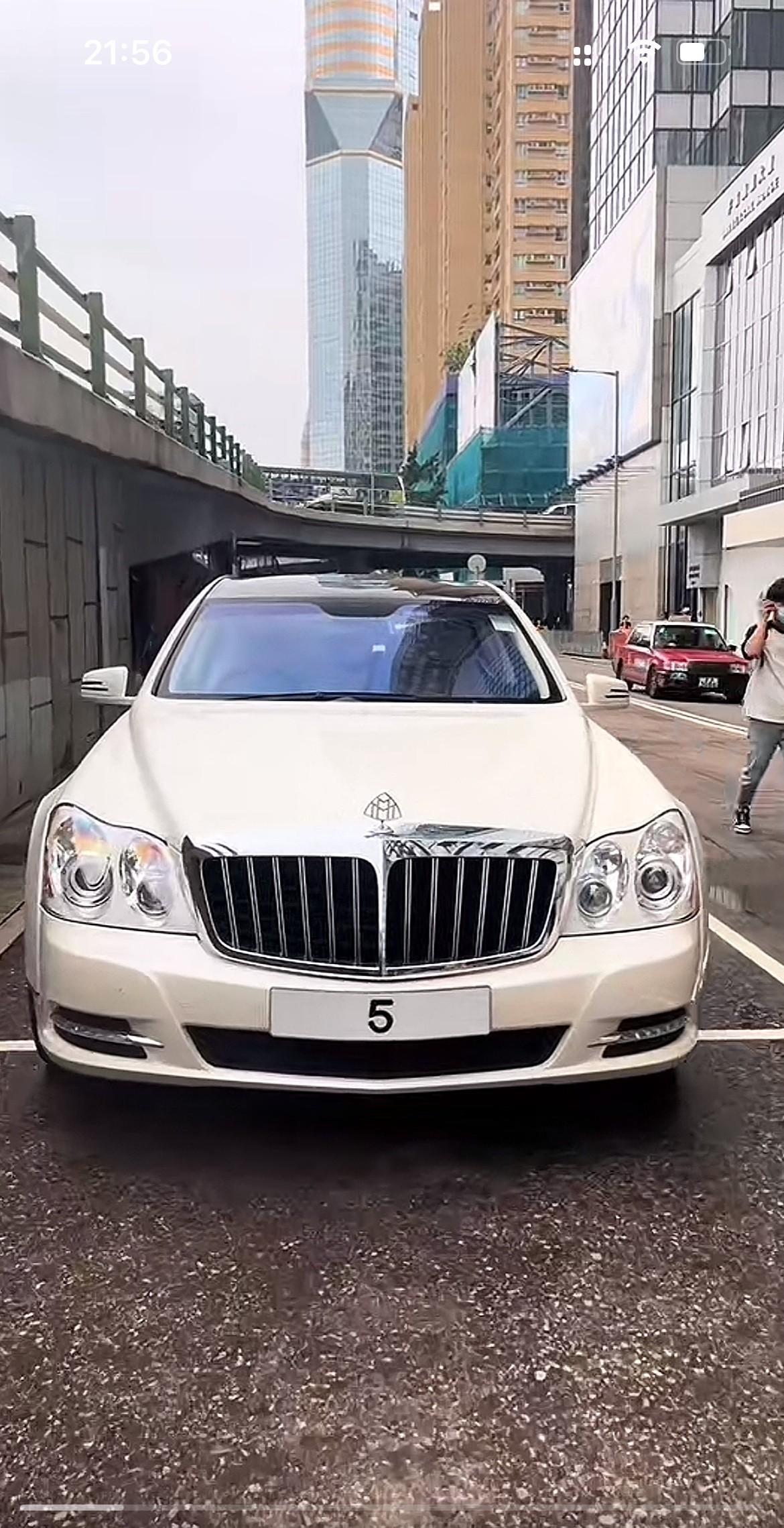 香港街头偶遇富豪刘銮雄的座驾，纯血迈巴赫62S，车牌号只有一个5，都是司机在开没