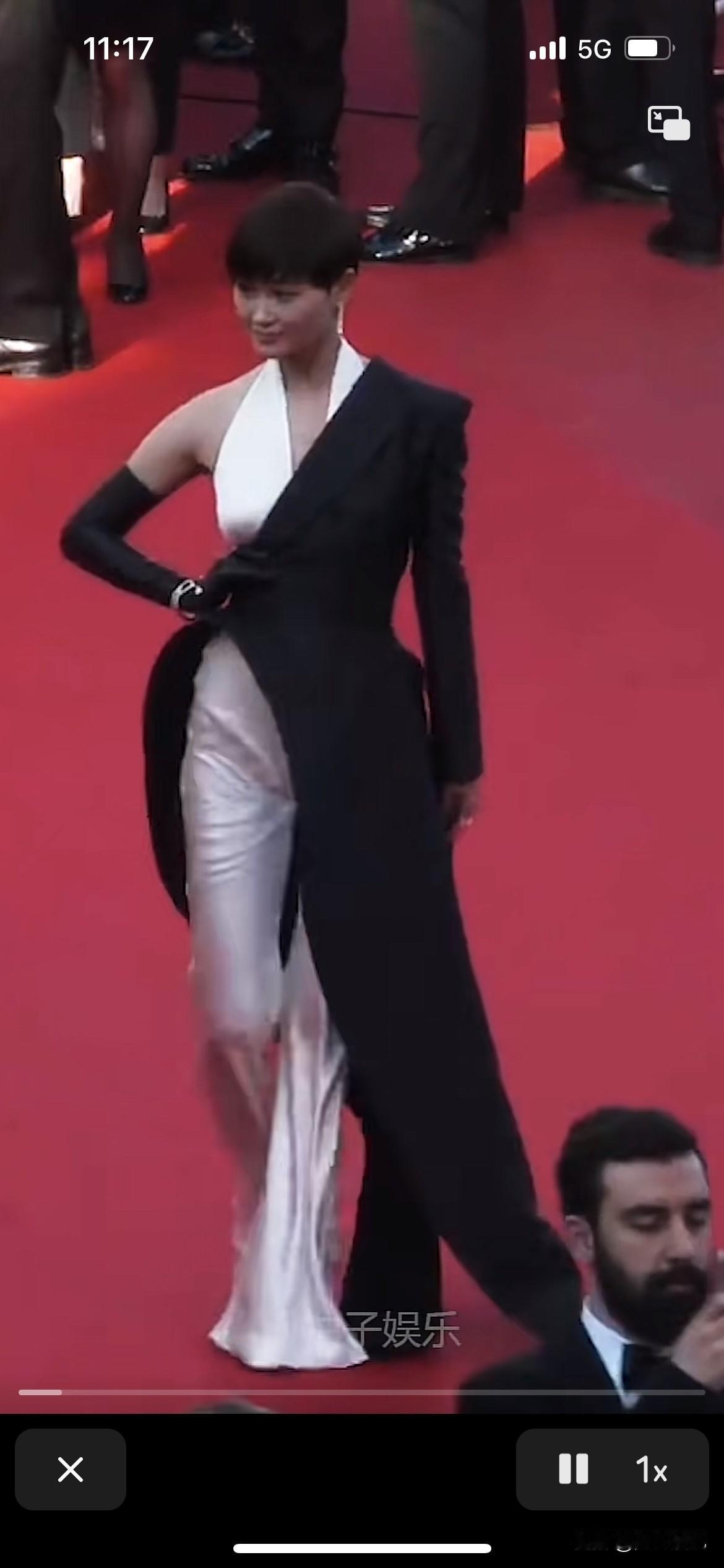 李宇春老师这个国际巨星真的不可挑剔，这身衣服完全展现东方女性的优雅气质，她也不负