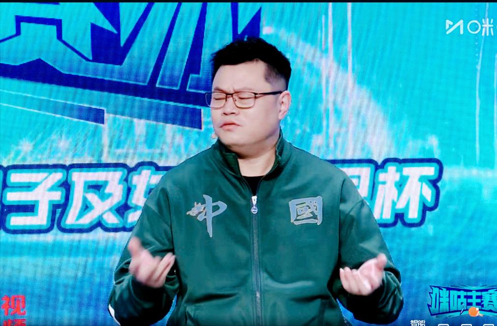 笑死我了！周冠达说：侯老师，第一次见你解说不激动，你是怎么控制住的？侯英超说