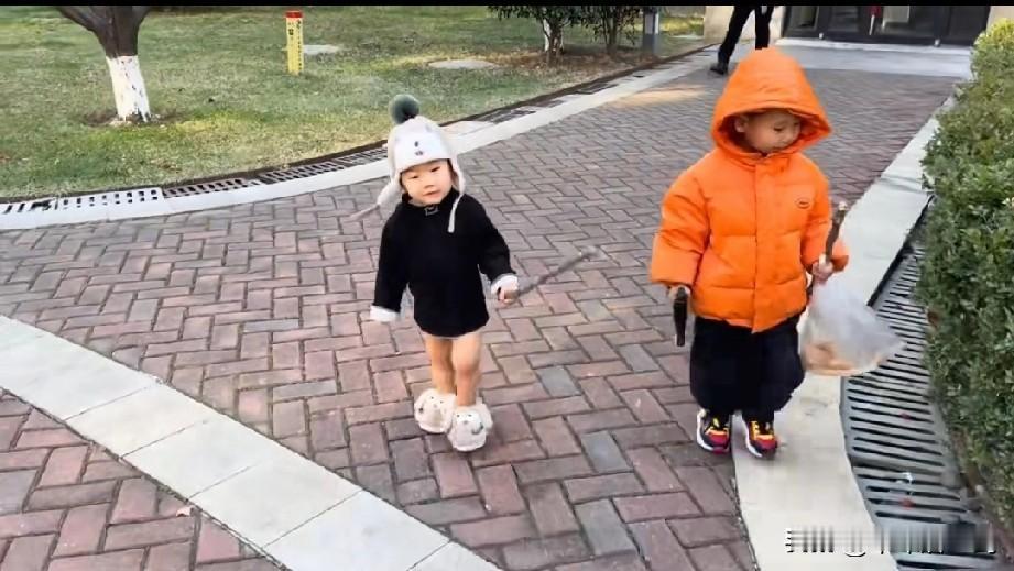 哈哈，犟孩子出门不愿穿裤子，偏偏妈妈也就允许了，要知道，这可是大冷天啊。孩子不懂