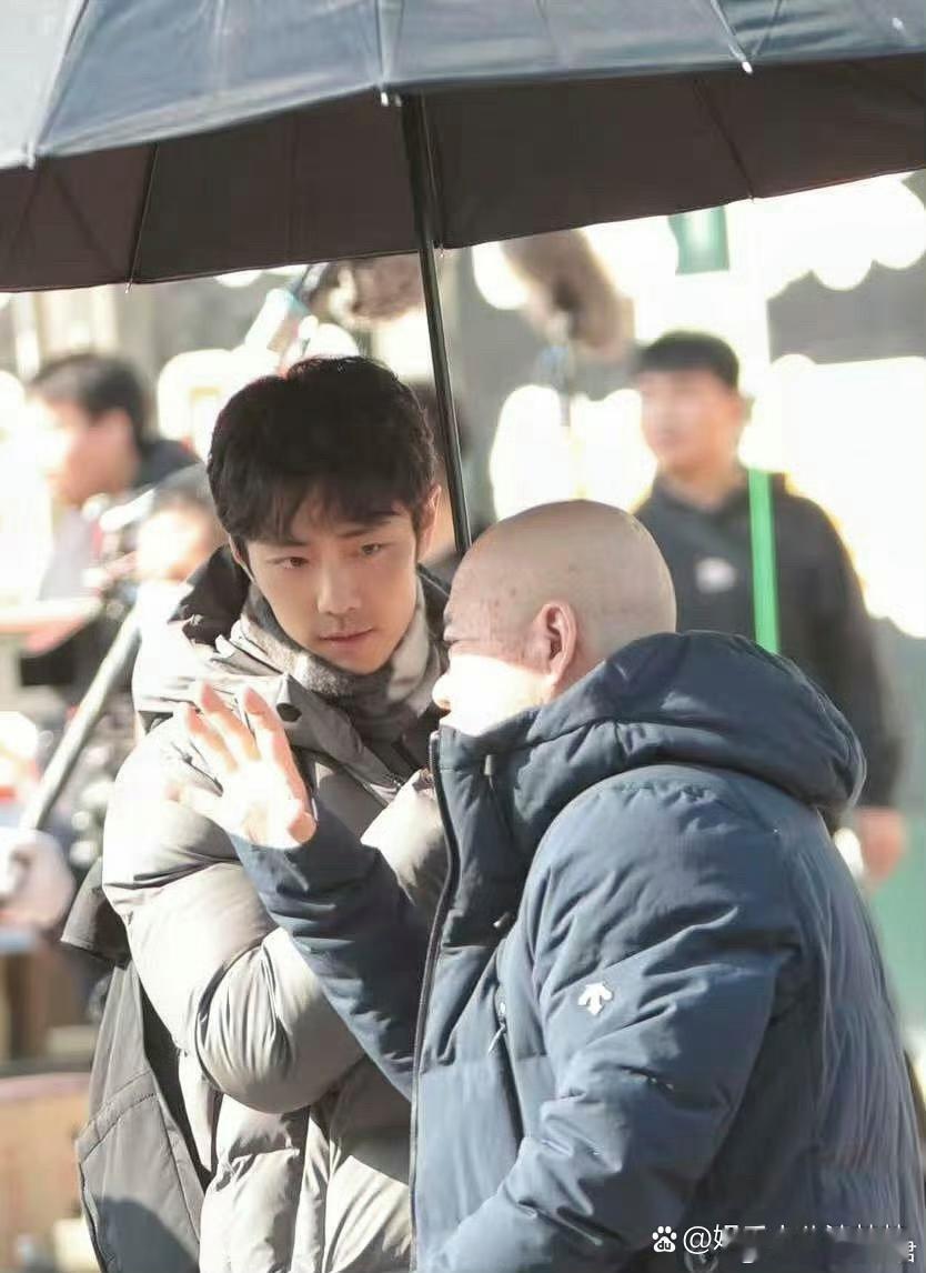 肖战小城良方外景最清晰的路透来了！小卷毛，一点点胡渣是刚回小城，郁郁不得志的亮