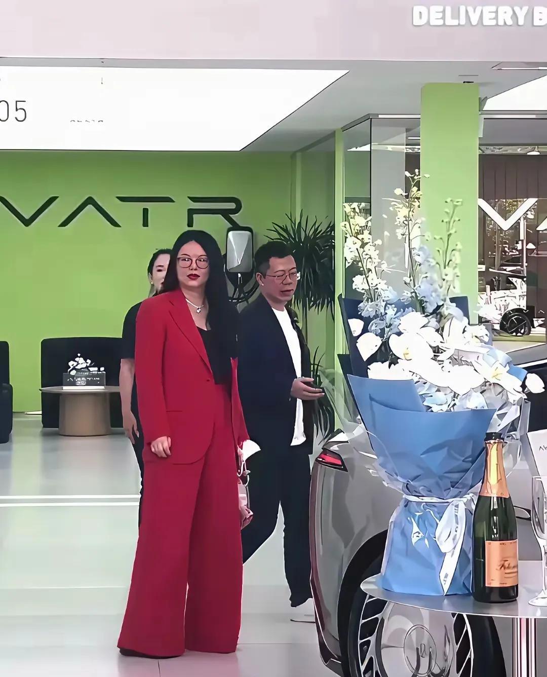镜头里的李湘这身形，属实让人印象深刻。有人调侃说她像“女版镇关西”，目测体重不低