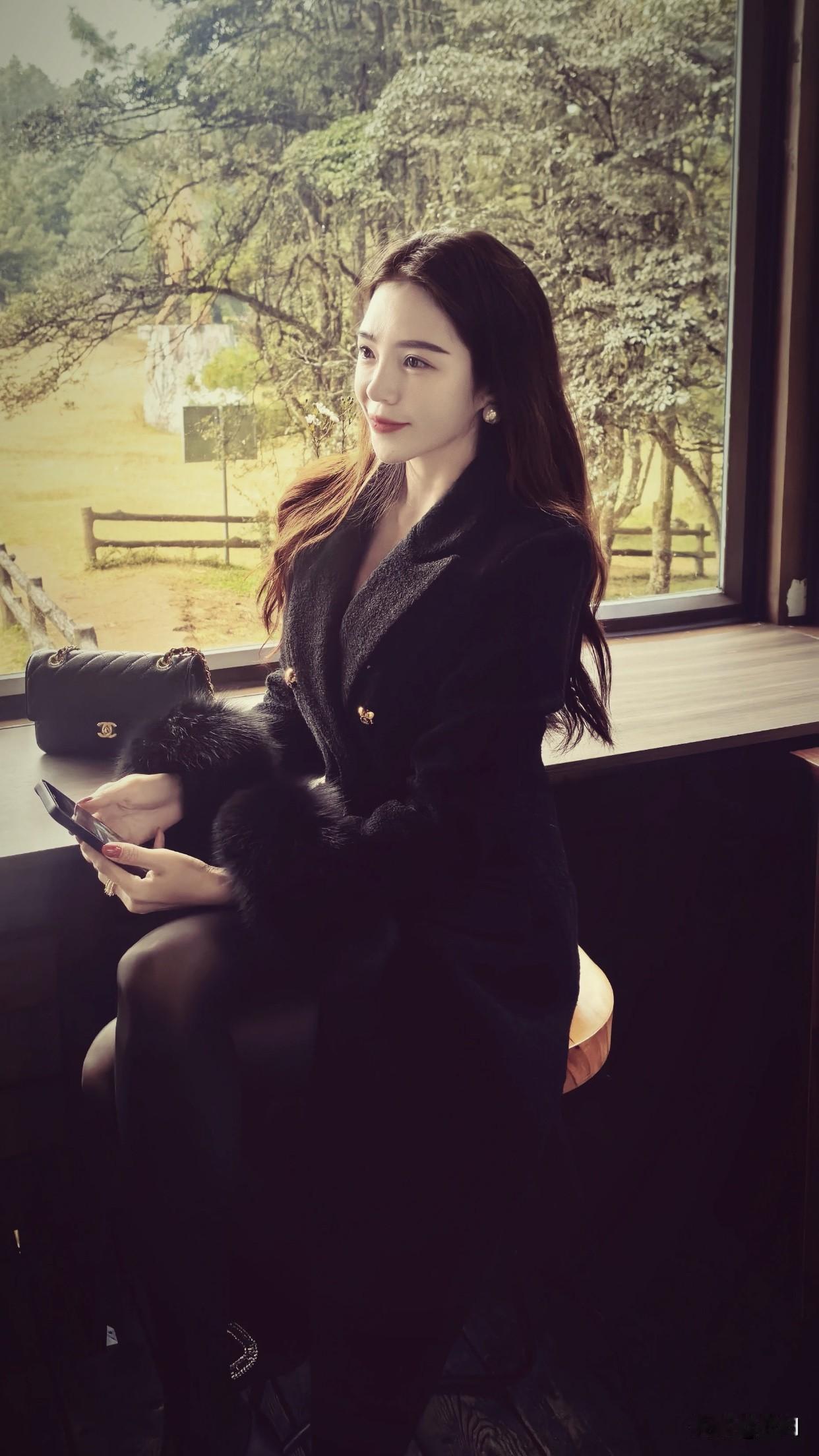 如何能优雅不花哨,又大方迷人?待人接物礼貌温和，不卑不亢。