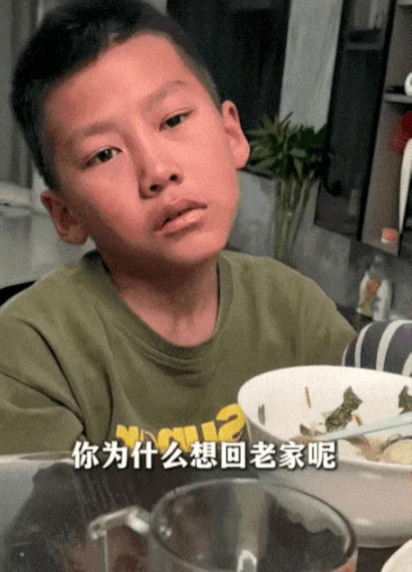 泪目了！2月2日，辽宁大连，三个孩子的妈妈随口跟二儿子说了句，今年过年大概要留在