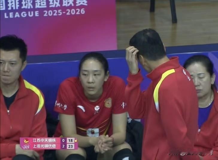 吴梦洁已经很得体了，接了6轮一传，还拿了全队最高的19分，再看一下对角主攻手范泊