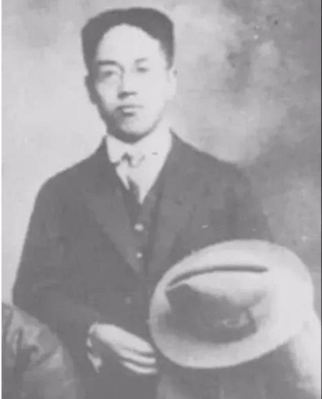 1917年，国学大师俞平伯还在北京大学读书，年仅18岁的他，奉父母之命娶了一个裹