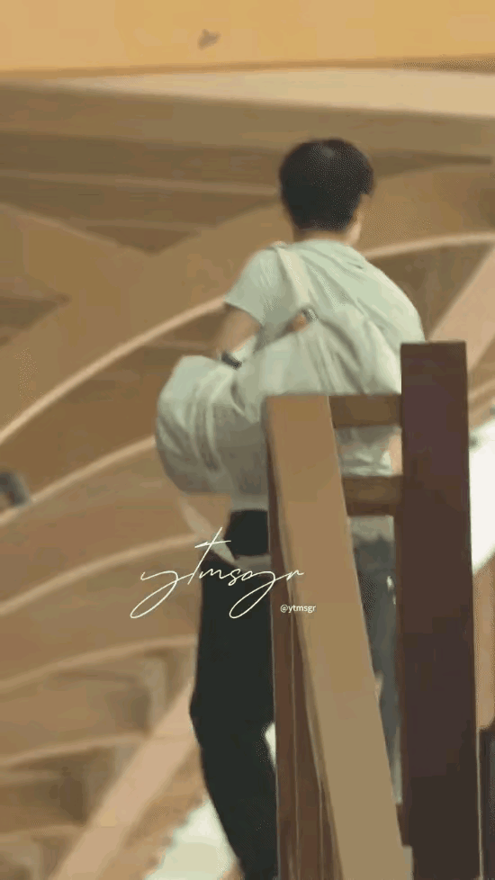 莎头今天取得开门红后“巧遇”头哥了！莎莎3:0打败对手后返回时，巧遇上训的头哥