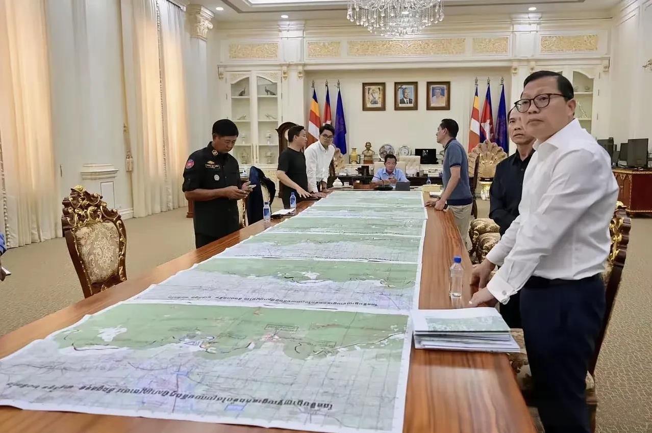 为了自证没有逃跑，洪森公布查看边境地图照片，以及与部队指挥官开会视频照片。通过