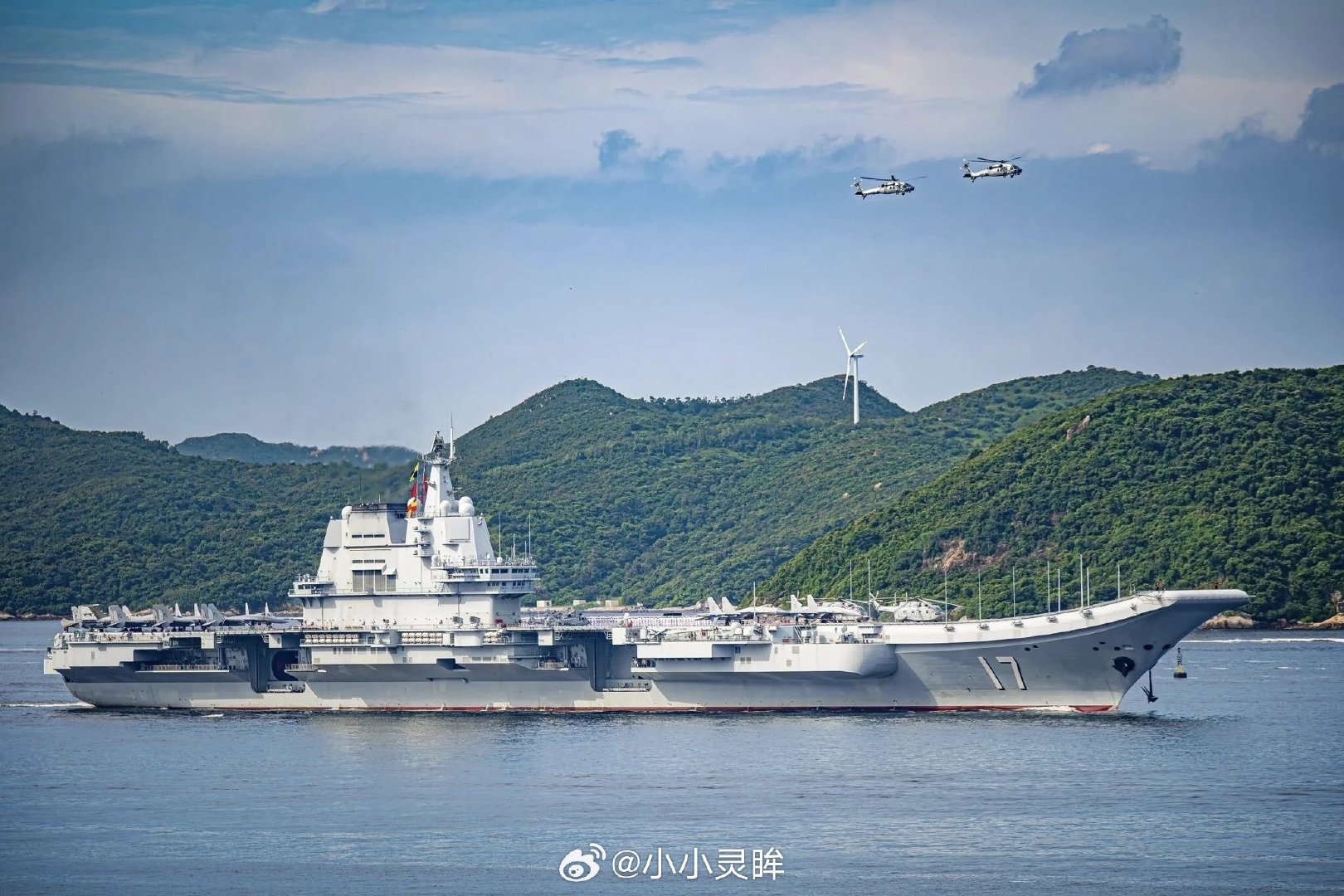 我国的辽宁舰图1、山东舰图2、福建舰图3美国林肯号图4对比一下，自行感受[捂脸哭][并不简单]​​​