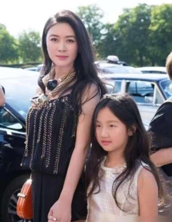 2019年那场慈善晚宴，三个人的位置隔着三张桌子，却像隔了二十年的时光。田海