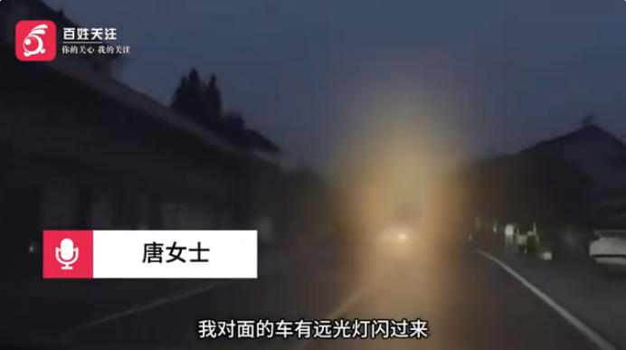 “严查到底！”10月9日报道，湖北宜昌，一女子晚上开车时，撞到了一条横穿马路的狗