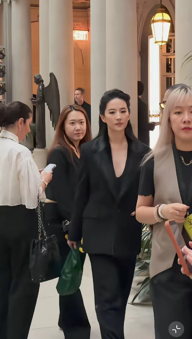 刘亦菲在纽约路易威登2027早春大秀上的黑色西装背头造型引发全网热议，被媒体和粉