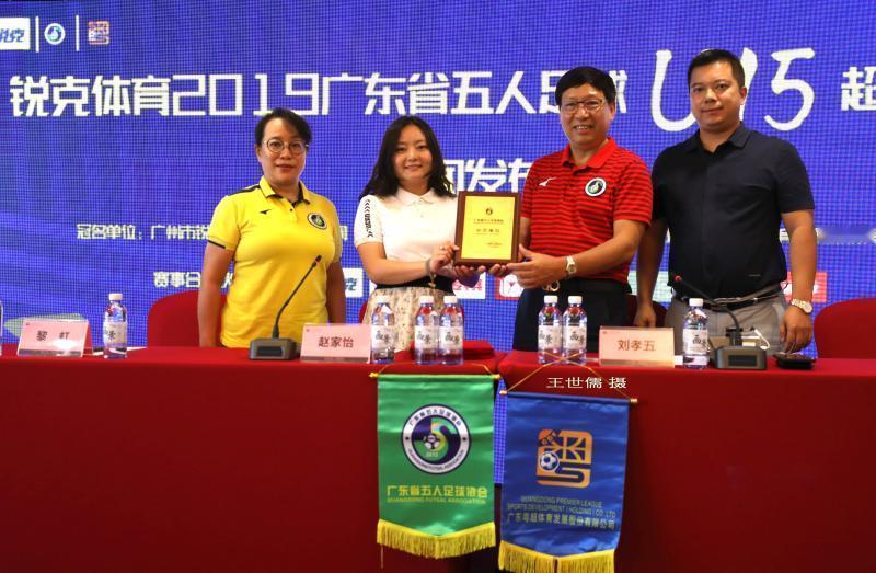 国足降薪就没人踢？别用你的铁饭碗，丈量人家的足球梦。每次一提国足降薪，总有人