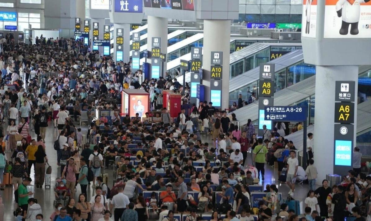 国铁集团客流量稳步增长，成都铁路局连续两年旅客发送量破4亿人次。根据国铁发布的