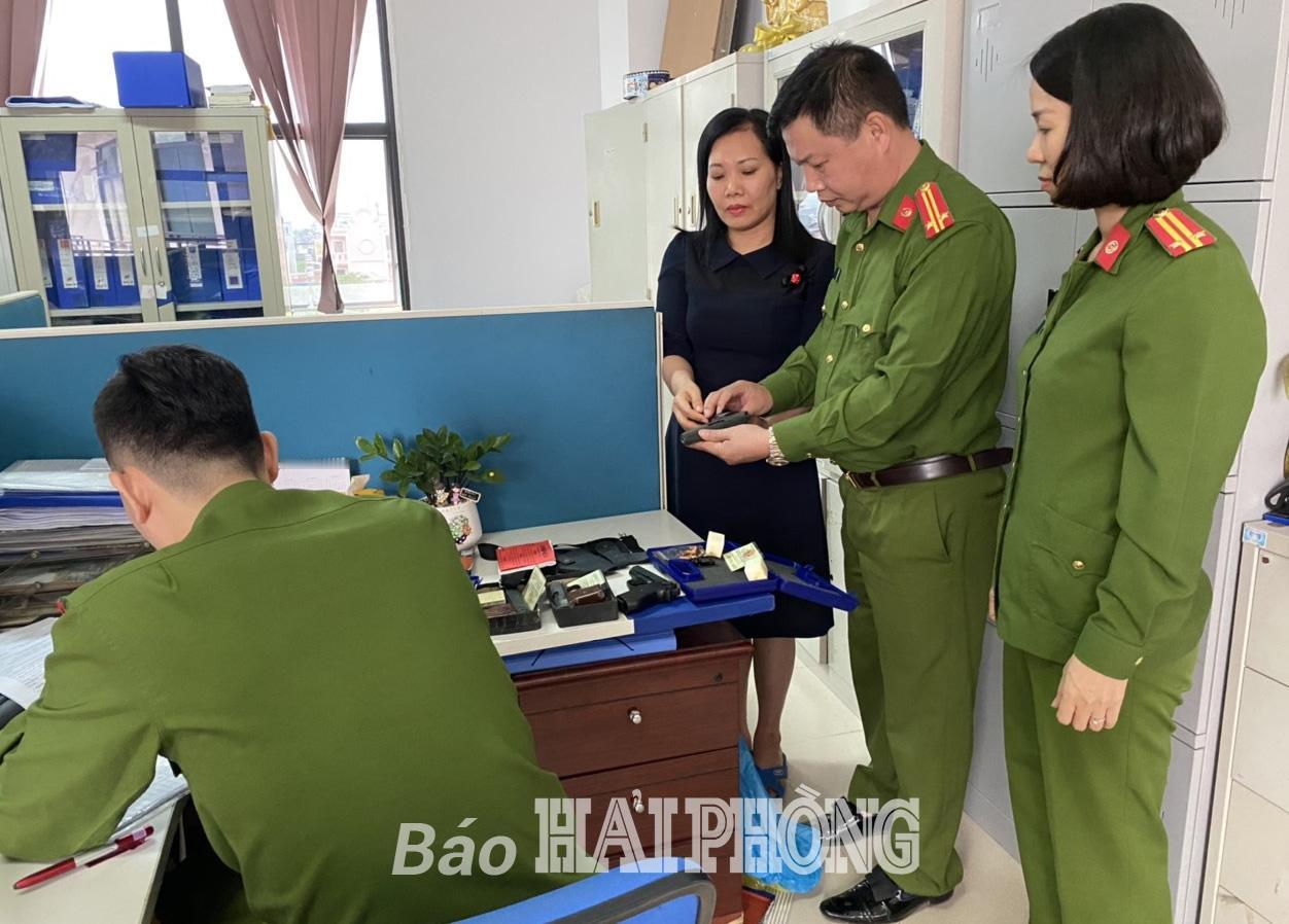 越南一电子信息通信股份公司主动上交的5支枪支。因为该公司武器使用许可证到期，需要