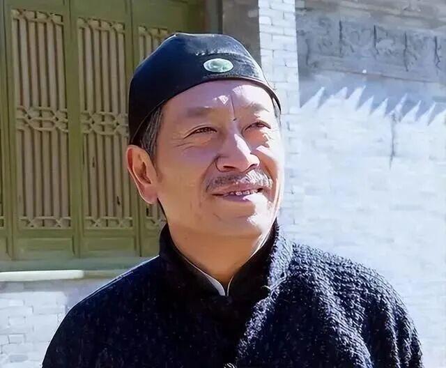 1948年，于右任副总统。老于想拉票，却没钱请客，于是写了很多横幅，上面写着“为