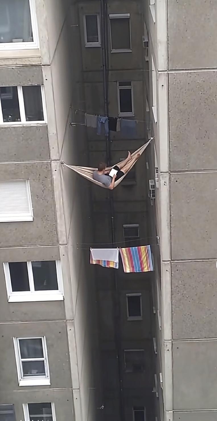 外国人真会玩，在高楼上整悬床，看着心惊肉跳呀。