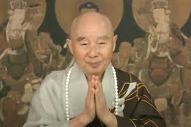 一个和尚骑马赶路，路边有人骂他："秃驴！"和尚大怒，正要发作，突然勒住缰绳，双手