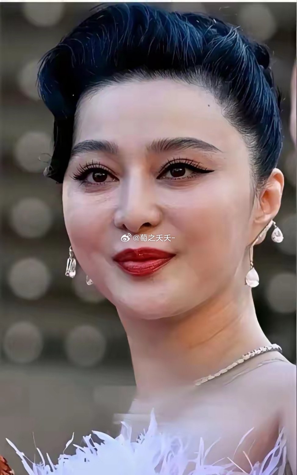 老了和她妈妈长一样了。男女都一样，过了45岁，都是中老年人的样子了。只不过男人更