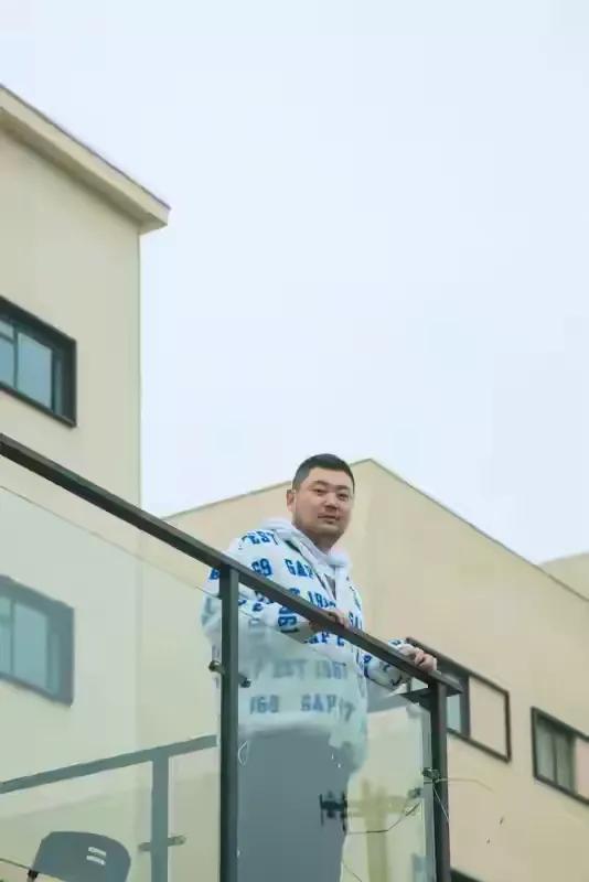 贾冰那句“战友一场，留一份情面，从此不必往来”，真是把成年人的无奈说透了。本