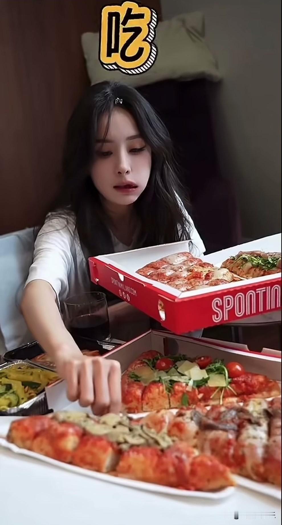 真是没想到啊！向来“小鸟胃”杨幂居然也有当吃播的潜质，参加米兰时装周的她在国外