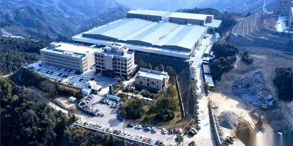 一家三口，马上就要敲钟了。丈夫，妻子，儿子。他们的名字，从此就跟一串代码绑在