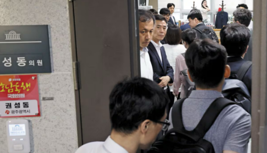 韩国朝野两个大党都在准备选举党首，与共同民主党仅有两人参选不同，国民力量党却有多