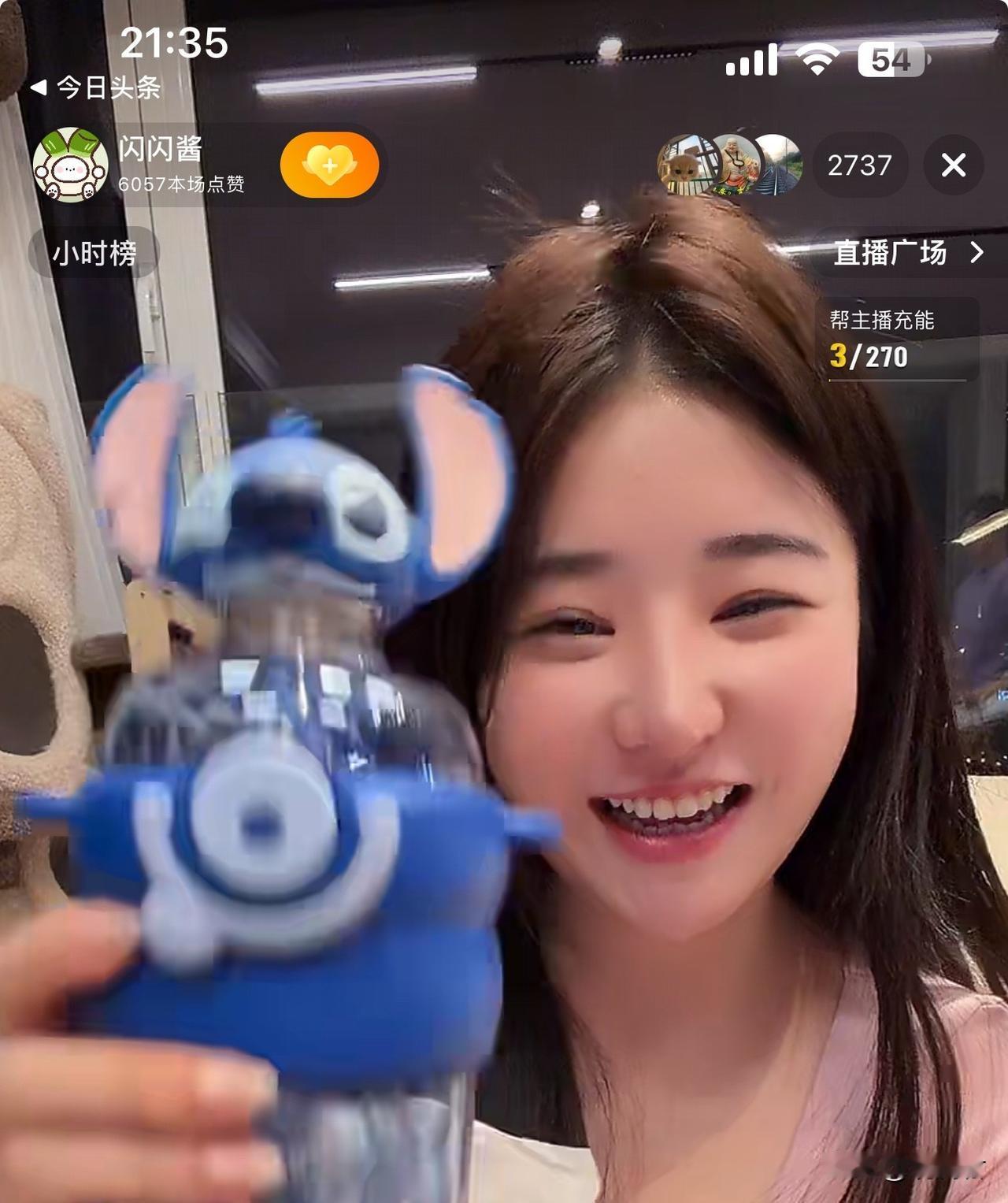 黄一鸣在直播间给粉丝赠送礼物。脚部骨折二十天的黄一鸣，恢复状况应当还不错，在直