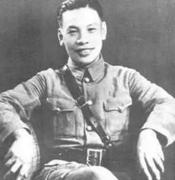 1947年，蒋经国带着侍卫闯入郭汝瑰宅邸时，正撞见他独自坐在饭桌前，两碟素菜，一