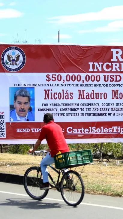 特朗普凌晨宣布：马杜罗和老婆都被抓了，人已经带离了委内瑞拉。之前悬赏的5000