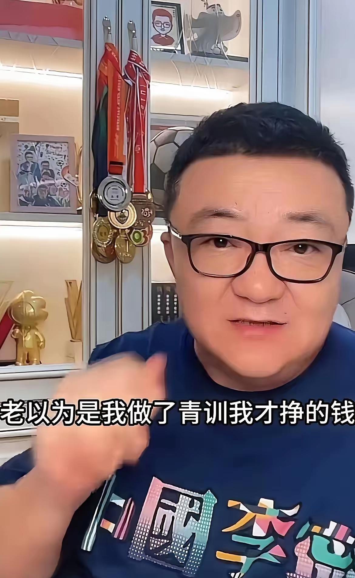 董路彻底失望透顶：自己辛辛苦苦教这批孩子踢足球，最后却发现，我教会了他们踢球，却