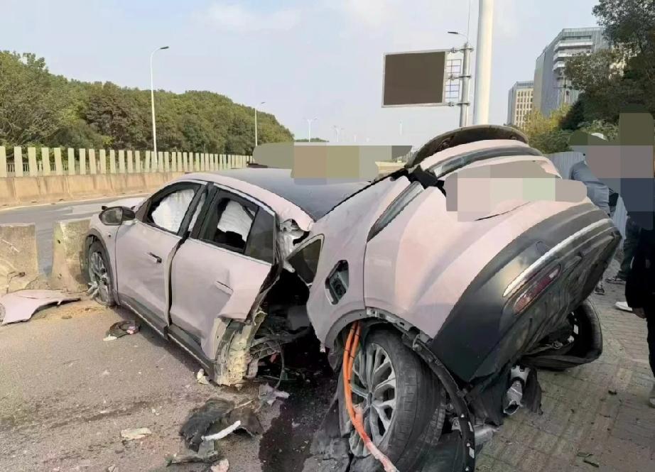 断成两截的蔚来EC6，是一台好车吗？有网友认为:断ab柱的车子经常能看到，底盘